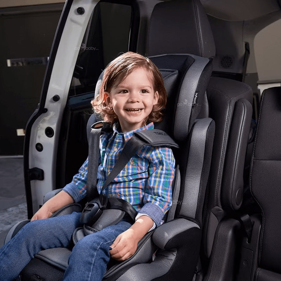 Autoasiento booster grupo 1,2,3 color negro utilizadopor un niño