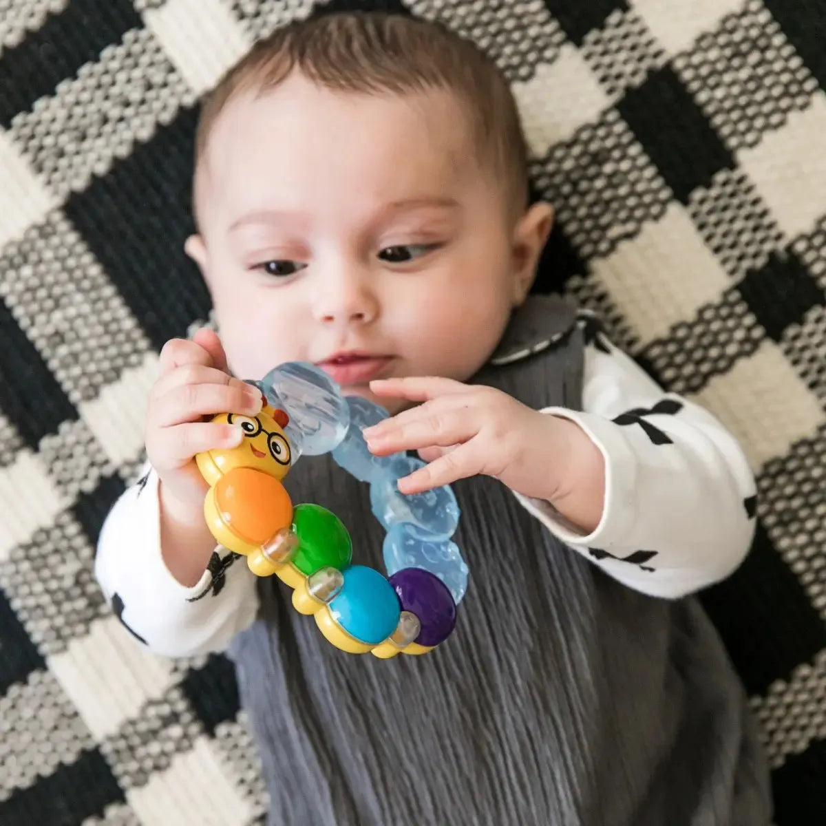 Mordedera refrigerable Baby Einstein Teether-pillar de oruga · 3+ meses