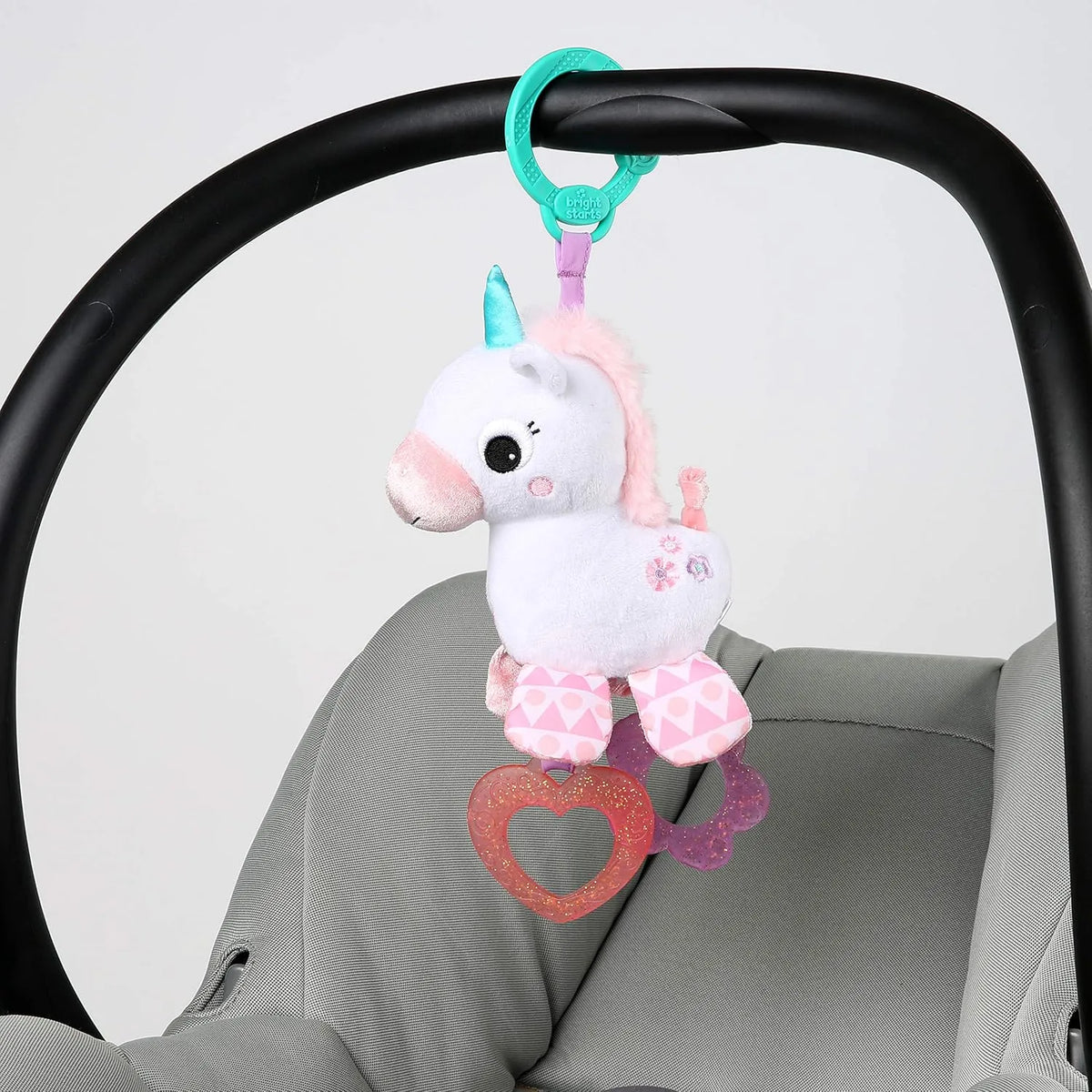 Unicornio Bright Starts Sparkle & Shine con sonajero y mordederas · 0+ meses