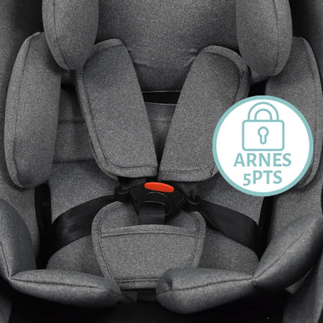 AUTOASIENTO COSCO PROGRESS GRIS mostrtnaiod el arnes de seguridad de 5 puntos