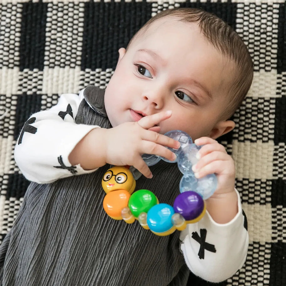 Mordedera refrigerable Baby Einstein Teether-pillar de oruga · 3+ meses