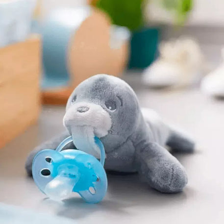 chupón con peluche tierno