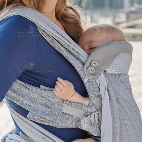 mamá utilizando el  Boppy Canguro Adjust Comfyfit gris con su bebé recién nacido.