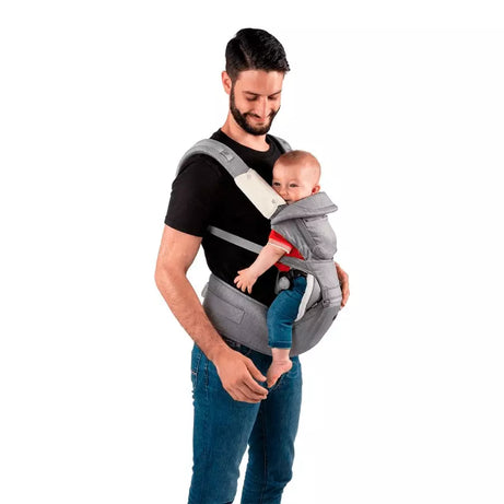 Papá utilizando el canguro titanium con su bebe de 2 meses listo para una aventura.