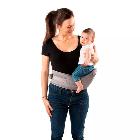 Canguro  hip seat titanium siendo utilizado por una mamá  y su bebé en vista frontal.